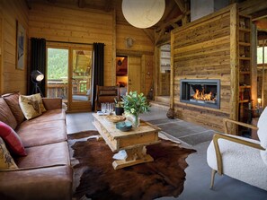 Télévision, cheminée, table de tennis de table, chaîne hi-fi