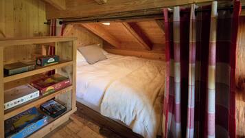 5 bedrooms, iron/ironing board, WiFi, bed sheets