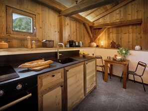 Fridge, oven, stovetop, coffee/tea maker