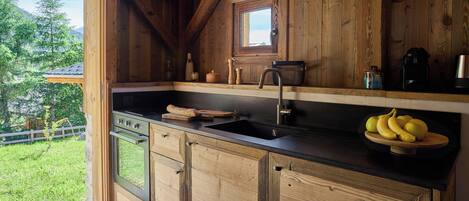 Fridge, oven, stovetop, coffee/tea maker