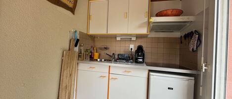 Réfrigérateur, micro-ondes, lave-vaisselle, grille-pain