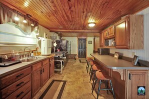 Fridge, microwave, oven, stovetop - Singing Waters Camp (Morris)