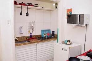 Refrigerador, microondas, placa de cocina, cafetera/tetera