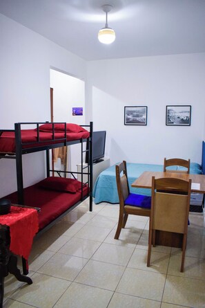 1 habitación, escritorio, wifi y ropa de cama 