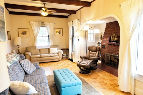 Charming 3-bedroom house with WiFi, AC in delightful Pentwater