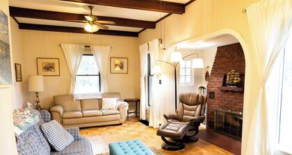 Charming 3-bedroom house with WiFi, AC in delightful Pentwater