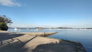 Un port tranquille, avec des bateaux et un ciel dégagé.
