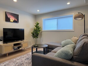 Smart TV, books, stereo - Modern • Bright, Private & Guest-Loved 1 Bedroom Suite in Victoria (Victoria)