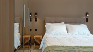 Un dormitorio moderno con una cama grande, dos mesitas de noche y un separador de vidrio.