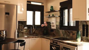 Fridge, oven, stovetop, dishwasher