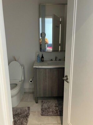 Regadera, toallas, jabón, papel de baño 