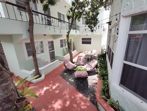 Outdoor dining - Cozy 1-Bedroom Apartment in Soothing Juan Dolio Beach with WiFi, AC & Hot Water (Playa Juan Dolio)