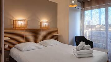 3 bedrooms, iron/ironing board, internet, bed sheets