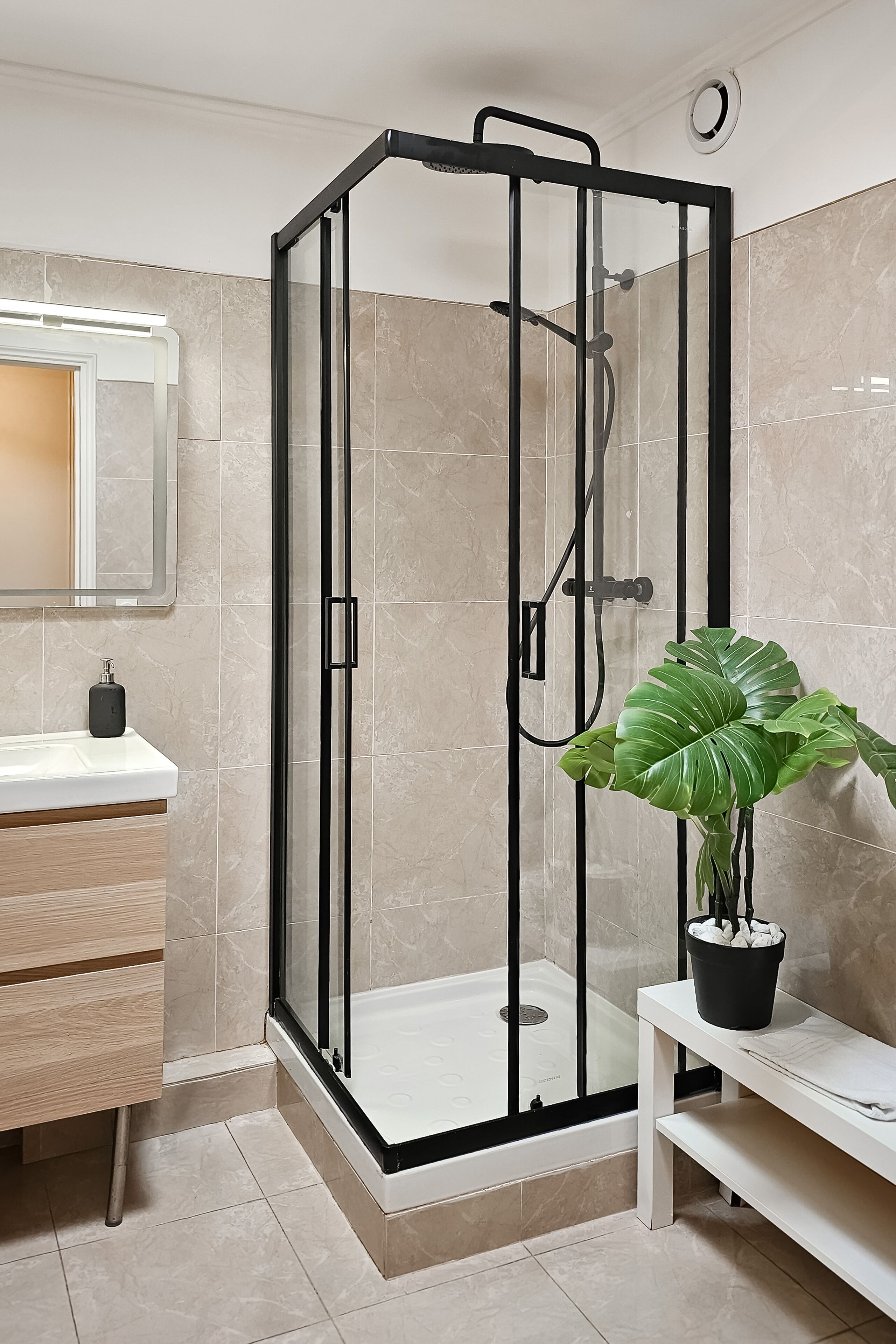 Sèche-cheveux, serviettes fournies