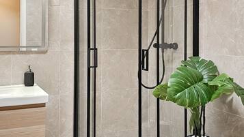 SĂšche-cheveux, serviettes fournies