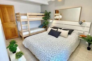 2 bedrooms, iron/ironing board, travel cot, Internet