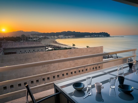 Outdoor dining. B4-L'AZUR - Résidence La Fontaine Sablettes-Plage, L'Azur - Résidence La Fontaine