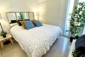 2 chambres, fer et planche à repasser, lit de bébé portatif