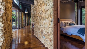 6 bedrooms, iron/ironing board, travel cot, WiFi