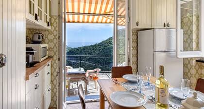 Cozy home in Sori with house sea view