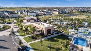 Zona residencial con casas, una piscina y un pequeño edificio con techo plano.
