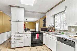 Fridge, microwave, oven, stovetop - Charming 3-bedroom house in fabulous Tuscaloosa! (Tuscaloosa)