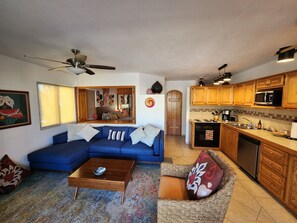 Smart TV - 1-bedroom condo. Gated complex with pool. Easy walk  to eateries, beach, shops (San José del Cabo)