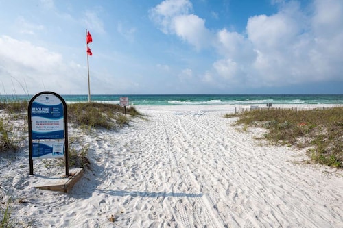 Private Pool ☀️ Walk to Beach, 6 Bedrooms w/ Private Bathrooms ☀️ Huge Driveway