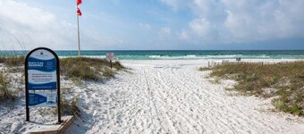 Private Pool ☀️ Walk to Beach, 6 Bedrooms w/ Private Bathrooms ☀️ Huge Driveway