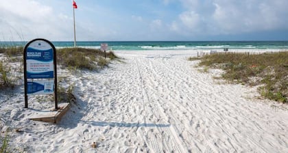 Private Pool ☀️ Walk to Beach, 6 Bedrooms w/ Private Bathrooms ☀️ Huge Driveway