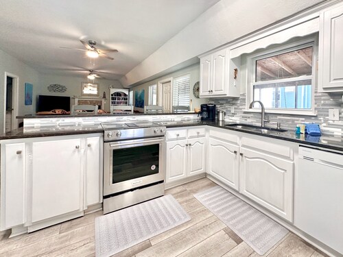 Private Pool ☀️ Walk to Beach, 6 Bedrooms w/ Private Bathrooms ☀️ Massive Driveway