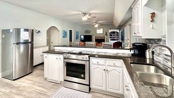 Geladeira, micro-ondas, fogão, cooktop