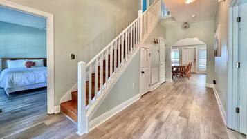 6 quartos, ferros/tábuas de passar roupa, Wi-Fi de cortesia