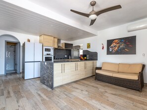 Kühlschrank, Mikrowelle, Ofen, Geschirrspüler