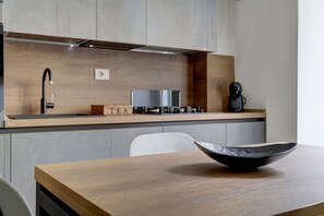 Kühlschrank, Ofen, Geschirrspüler, Wasserkocher mit Kaffee-/Teezubehör