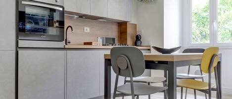 Fridge, oven, dishwasher, coffee/tea maker