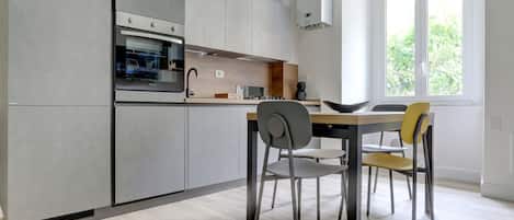 Fridge, oven, dishwasher, coffee/tea maker