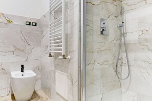 Dusche, Haartrockner, Bidet, Handtücher