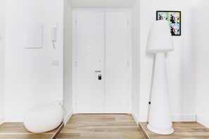 Regadera, secadora de cabello, bidet, toallas 