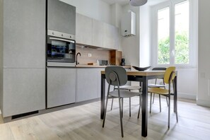 Een koelkast, een oven, een vaatwasser, een koffiezetapparaat/waterkoker