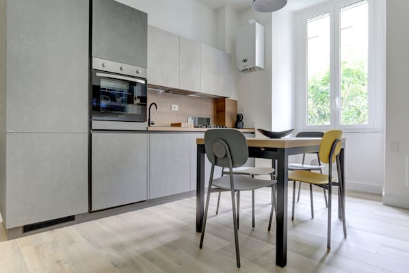 Fridge, oven, dishwasher, coffee/tea maker