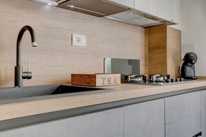 Kühlschrank, Ofen, Geschirrspüler, Wasserkocher mit Kaffee-/Teezubehör