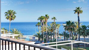 A balcony with a view of the sea, palm trees, and a pool. - Ref. 493702 (Almuñecar)