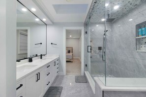 Shower, jetted bath, hair dryer, bidet - Panridge Estate 6-bedroom in beautiful Surrey with WiFi (Surrey)