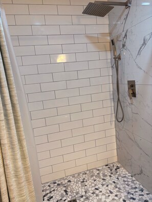Chuveiro, secador de cabelo, toalhas de banho, sabonete