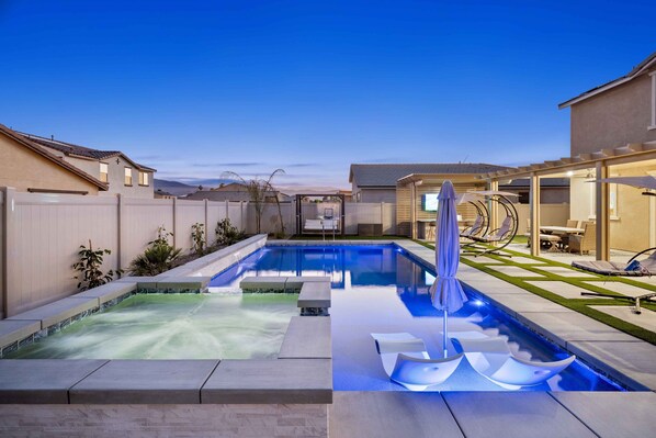 Una piscina al aire libre, una piscina climatizada