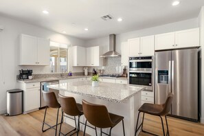 Refrigerador, microondas, horno, placa de cocina