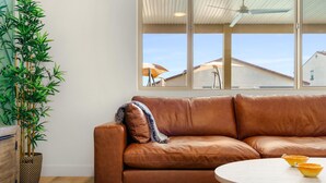 Smart-TV, peis, bøker og stereoanlegg