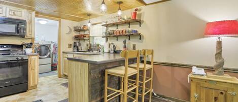 Cafetera y tetera, refrigerador, microondas y horno