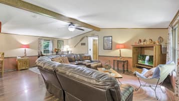 DVD-Player, Tischfußball, Bücher, Videothek